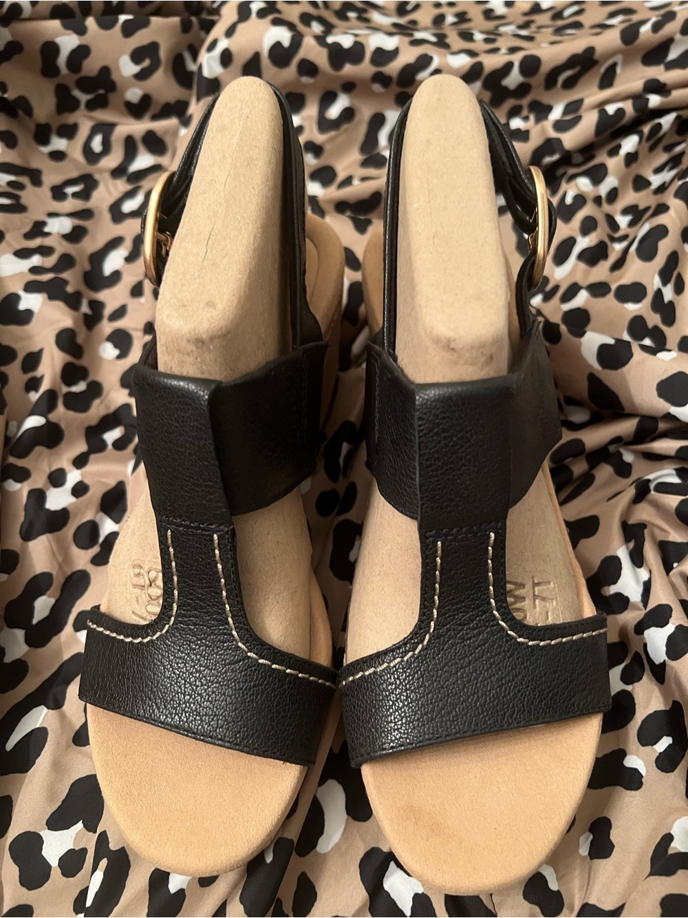 Clark’s Black T-Strap Leather Sandals with Beige Footbed SIZE 8M